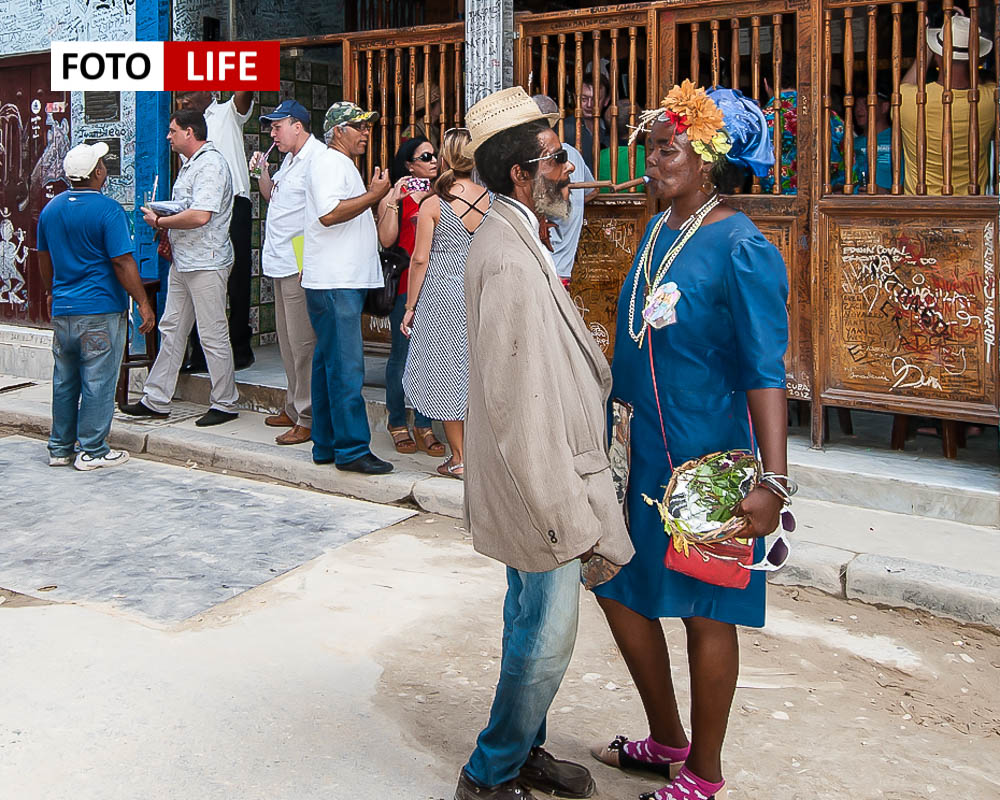 Свободная куба отзывы. Быт кубинцев в Варадеро. Куба рассказы путешественников. Кубинки Варадеро в костюмах с туристами. Гид Хорхе Варадеро.